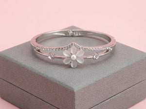 Floral Pearl Bracelet – Women’s Jewellery – Anti-Tarnish, Non-Fading